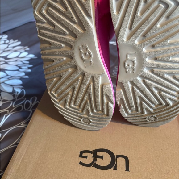 Big kid uggs - Picture 2 of 4